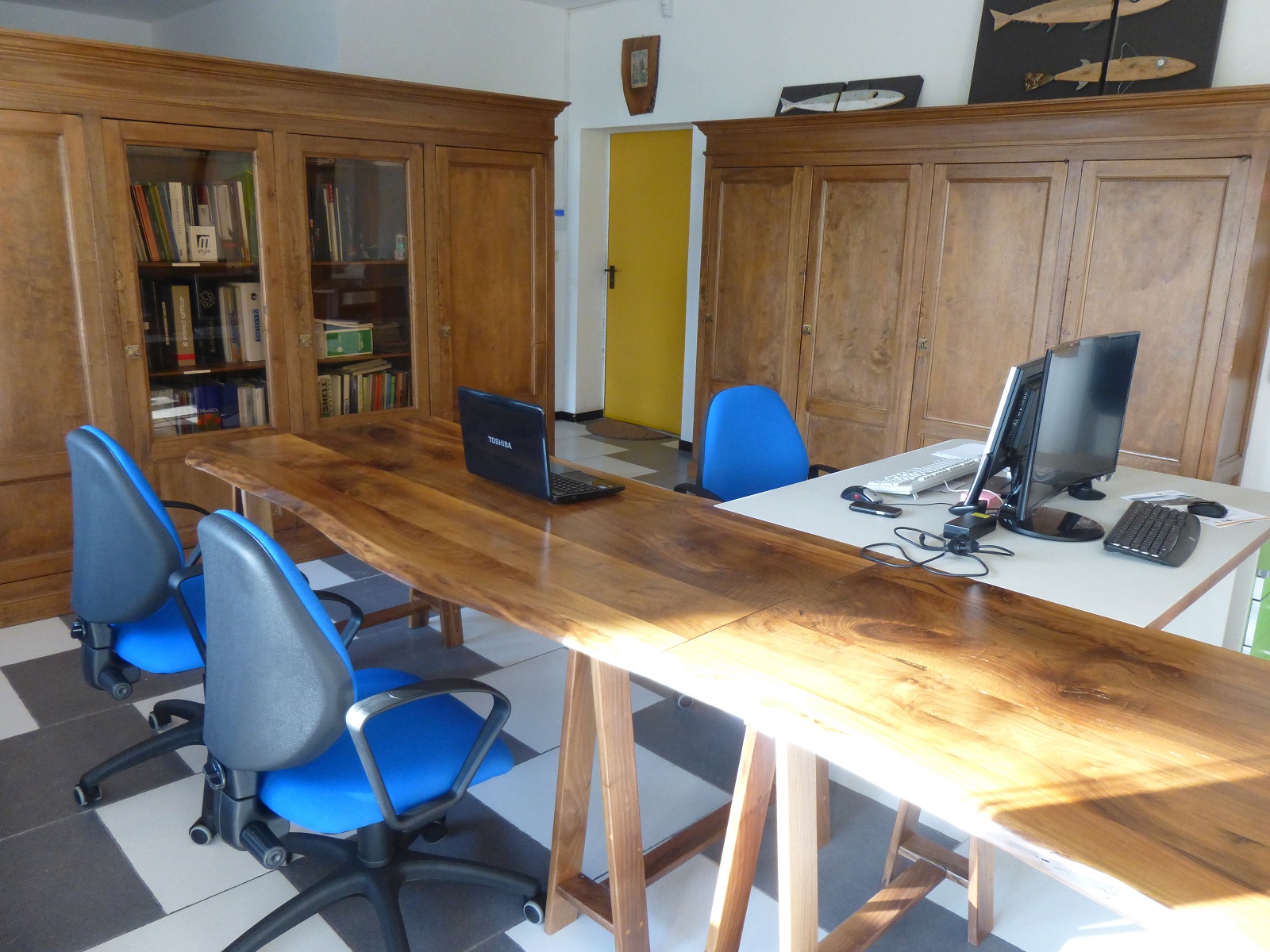 uffici con scrivanie in legno massello-Farolfi arredamenti