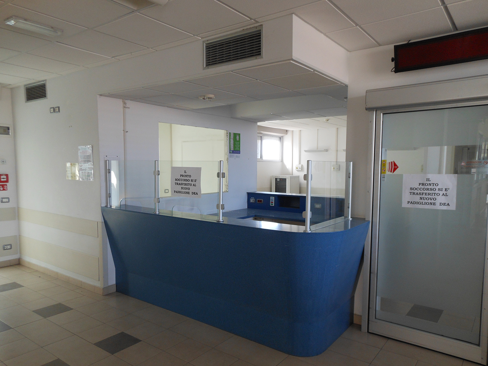 Lavorazioni Solid-surface, banco accetazione Ospedale Infermi Rimini – Farolfi Arredamenti
